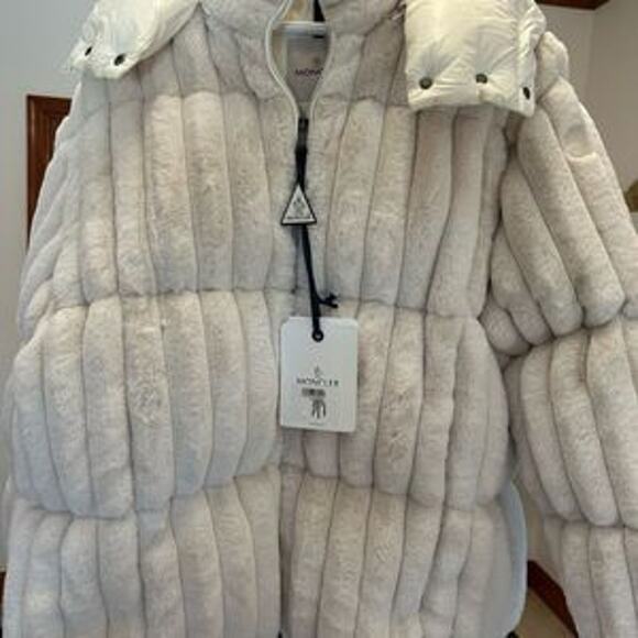 Women's Moncler White faux fur detachable hood down jacket size 3 NWT - Picture 8 of 16